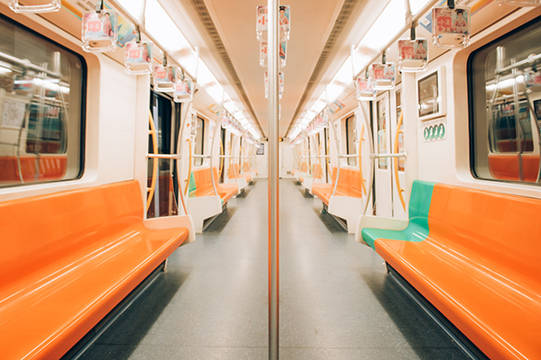 攝圖網(wǎng)_500465224_空曠地鐵車(chē)廂（企業(yè)商用）.jpg